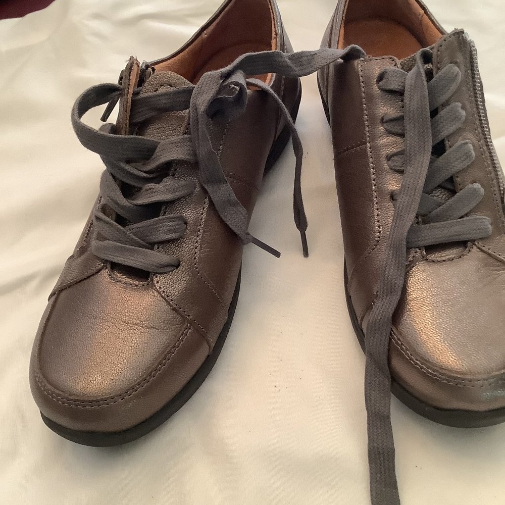 7.5 Vionic walking shoe